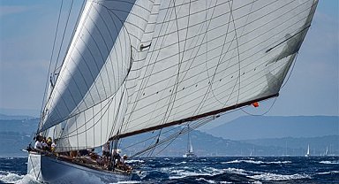 Göcek Tersane Adası önlerinde sürüklenen tekne kurtarıldı