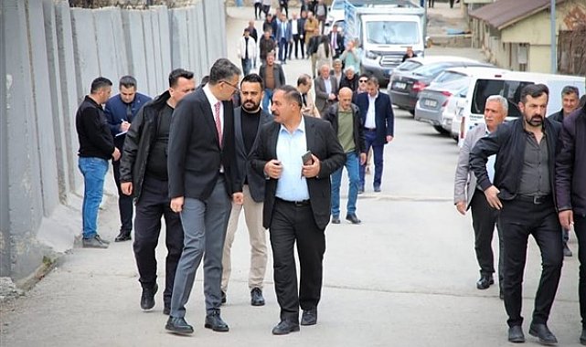 Hakkari Valisi Çelik, Cuma namazı sonrası vatandaşlarla buluştu