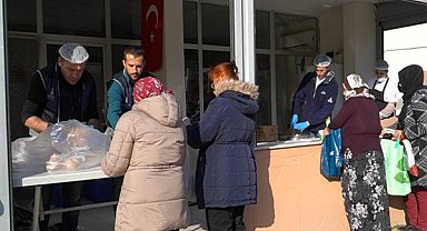 İzmir’de 11 Dayanışma Noktası’nda iftar yemeği dağılıyor