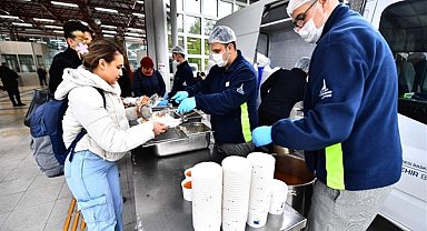 İzmir'de 6 noktada üniversite öğrencilerine ücretsiz yemek dağıtımı yapılıyor