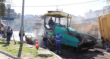 İzmir'de asfalt çalışmalarına devam ediliyor