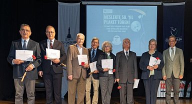 İzmir'de meslekte 50 yılı deviren sağlık çınarlarına onur plaketleri takdim edildi