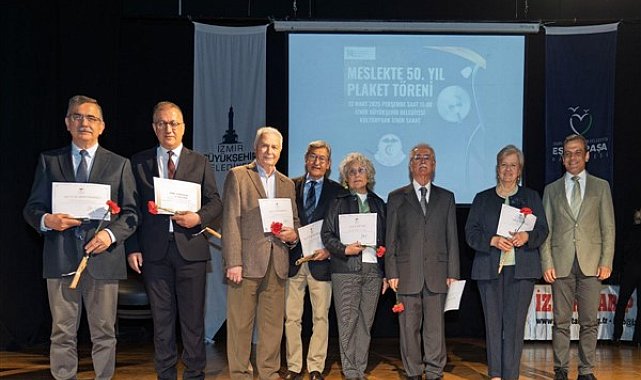 İzmir'de meslekte 50 yılı deviren sağlık çınarlarına onur plaketleri takdim edildi