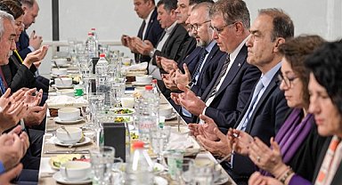İzmirli meclis üyeleri aynı sofrada iftar yaptı