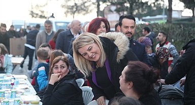 İzmit Belediye Başkanı Hürriyet, halk iftarında vatandaşlarla bir araya geldi