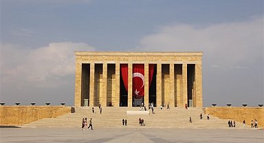 Milli Savunma Bakanı Güler’in eşi, Anıtkabir’i ziyaret etti