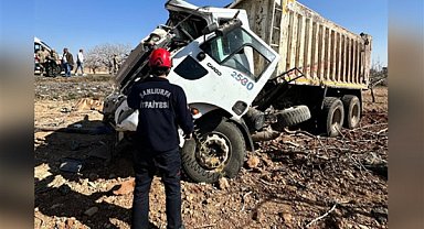 Şanlıurfa’da hafriyat kamyonu kaza yaptı: 2 yaralı