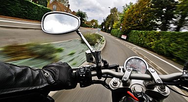 Trafik Jandarması, Adana’da motosikleti ile trafiği tehlikeye atan şahsı yakaladı