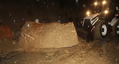 Tunceli'de etkili olan yoğun yağışlar, heyelana yol açtı