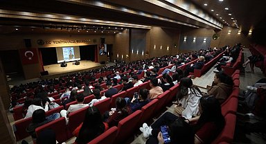 Yenimahalle'de düzenlenen Kariyer Günleri kapsamında gençler sanatçılarla buluşuyor