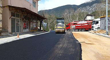 Antalya'da sıcak asfalt serim çalışmalarına başlandı