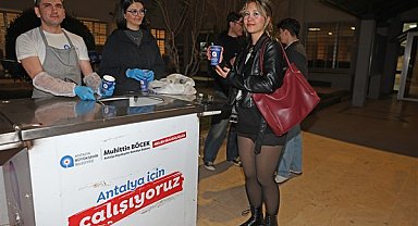 Antalya'da sıcak çorba ikramı düzenleniyor