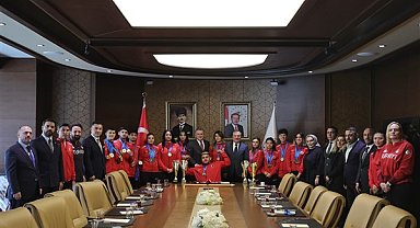 Bakan Bak, Para Atletizm Milli Takımını kabul etti