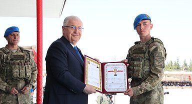 Bakan Güler, mezun olan komandolara belgelerini takdim etti
