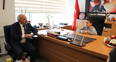 Çankırı Belediye Başkanı Esen, 23 Nisan dolayısıyla koltuğunu öğrencilere devretti