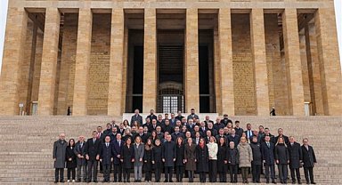 CHP Genel Başkanı Özel’den Anıtkabir’e ziyaret