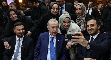 Cumhurbaşkanı Erdoğan, geceyi açık alanda geçiren Kağıthaneli vatandaşları ziyaret etti