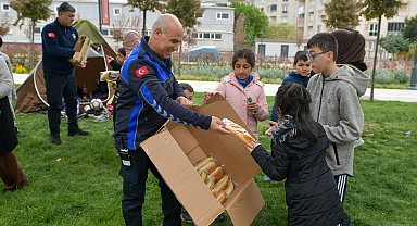 Esenyurt'ta geceyi deprem toplanma alanlarında geçiren vatandaşlara ikram yapıldı
