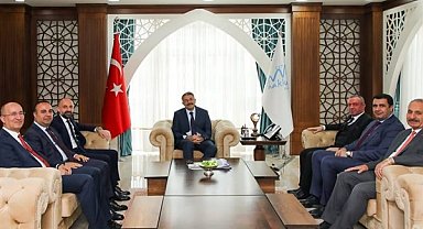 Hakkari'de belediye başkanlarından Vali Çelik'e bayram ziyareti
