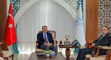 Hakkari Üniversitesi Rektörü Gençcelep, Hakkari Valisi Çelik'i ziyaret etti