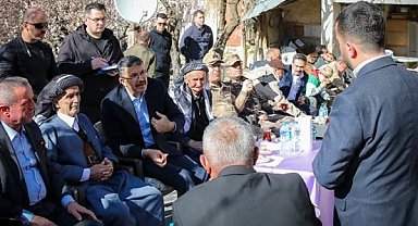 Hakkari Valisi Çelik, Aşağı Derecik Köyü’nü ziyaret etti
