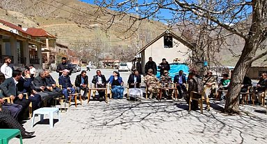 Hakkari Valisi Çelik, Çanaklı Köyü’nde vatandaşlarla buluştu