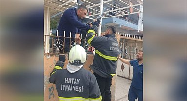 Hatay'da kolu demir korkuluklara saplanan çocuk kurtarıldı