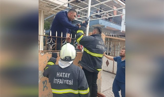Hatay'da kolu demir korkuluklara saplanan çocuk kurtarıldı