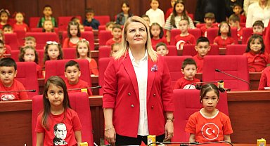 İzmit Belediye Başkanı Hüriiyet, 23 Nisan Çocuk Bayramı Özel Oturumu'na katıldı
