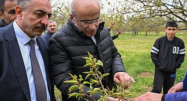 Malatya Büyükşehir Belediye Başkanı Er, çiftçileri ziyaret etti