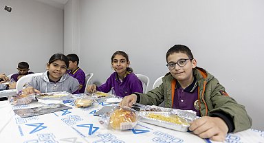 Mersin'de LGS'ye hazırlanan öğrencilere ücretsiz öğle yemeği ikram ediliyor