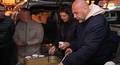 Orhangazi'de deprem dolayısıyla eve girmeyen vatandaşlara çorba ikramı yapıldı