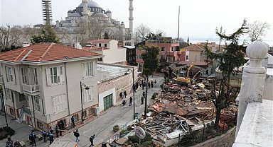 Sultanahmet Meydanı’ndaki kaçak yapı kaldırıldı