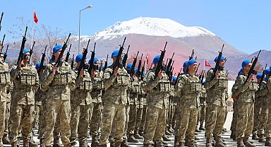 Uzman Erbaş Komando Temel Kursu Mezuniyeti'nde komandolardan geçişt töreni