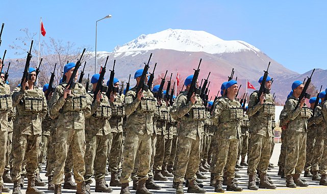 Uzman Erbaş Komando Temel Kursu Mezuniyeti'nde komandolardan geçişt töreni