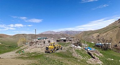 Van'da altyapı, üstyapı, yol bakım-onarım ve yama işlemleri devame ediyor