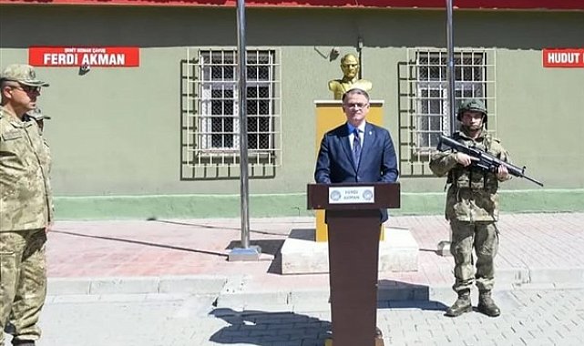 Van Valisi Balcı, Mehmetçikle bayramlaştı