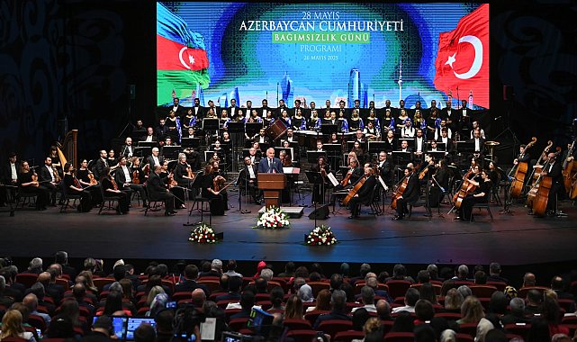 Azerbaycan Bağımsızlık Günü düzenlenen törenle kutlandı