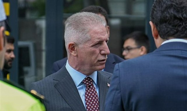 İstanbul Valisi Gül, Eyüpsultan Camii’nde vatandaşlarla buluştu