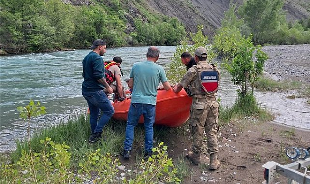 Munzur Nehri’nde mahsur kalan vatandaşı Jandarma kurtardı