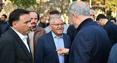 Büyükkılıç, bayram namazının ardından Kayserililerle bayramlaştı
