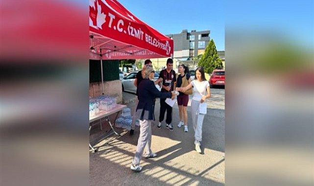 İzmit Belediyesi, LGS'ye giren öğrencilere su ikramı yaptı