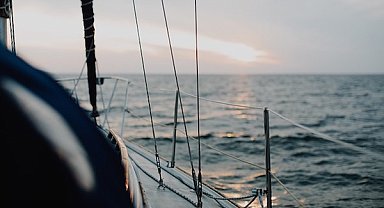 Makine arızası nedeniyle sürüklenen tekne, Bodrum Marina'ya yanaştırıldı