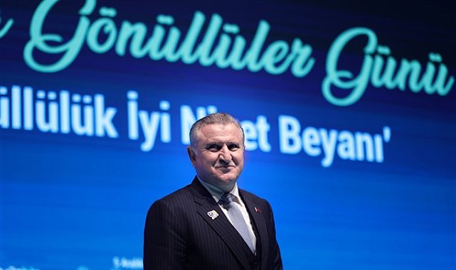 Bakan Bak, 50m kurbağalamada altın madalya kazanan Allahverdi'yi tebrik etti