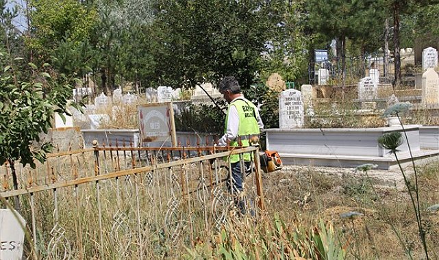 Bayburt'ta mezarlık ve türbelerde çalışmalar sürüyor