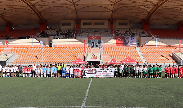 İzmit’te Zafer Kupası Futbol Turnuvası tamamlandı
