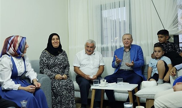 Cumhurbaşkanı Erdoğan, depremzede aileyi yeni evinde ziyaret etti