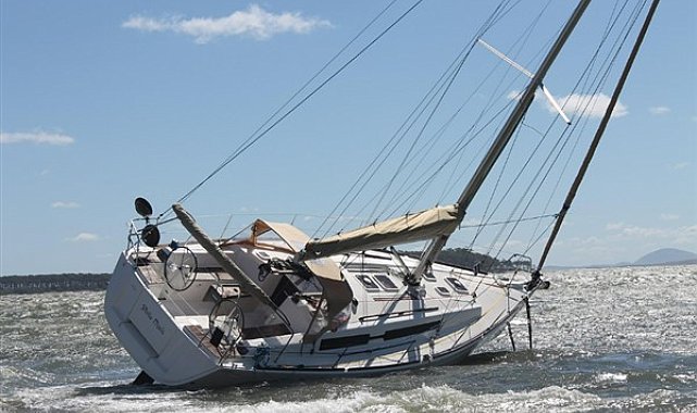 Gürpınar açıklarında sürüklenen tekne kurtarıldı