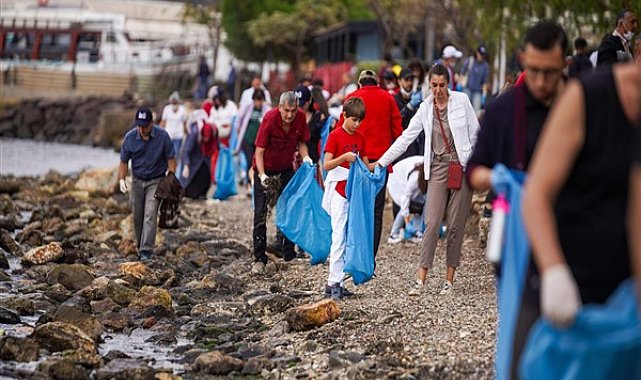 İzmirlilerden dünya rekoru için kıyı temizliği
