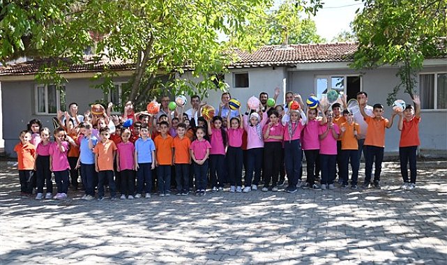 Manisa Büyükşehir Belediyesi öğrencilere spor malzemesi desteğine başladı